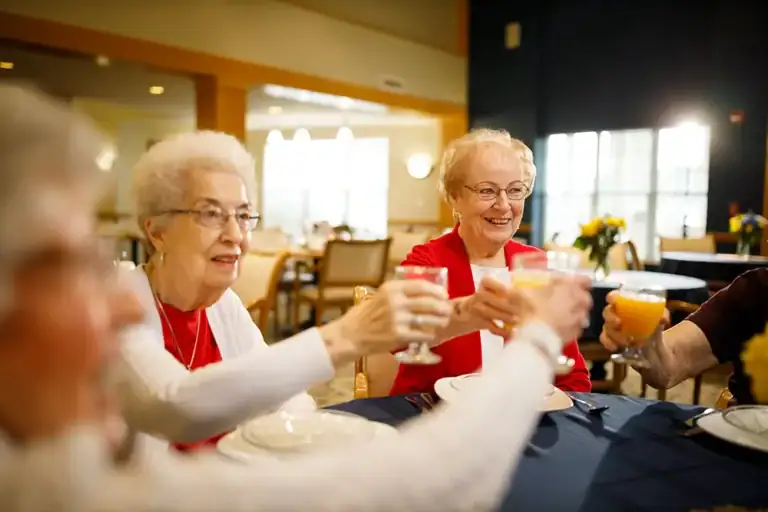 Social dining at Bellevue Senior Living